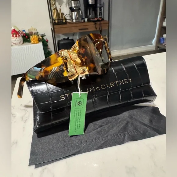 SALE🫶Stella McCartney Tortoise Sunglasses with Gold Detail - Picture 16 of 16